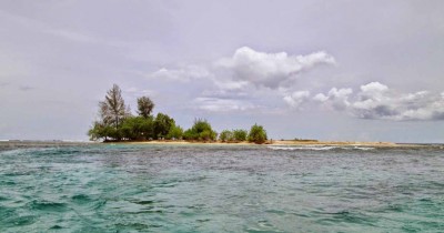 Pantai Pusong Sangkalan, Pantai Dengan Pulau Kecil Yang Mempesona