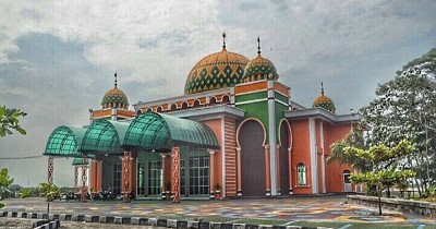 Masjid Baitul Makmur Tanjung Uban, Masjid Eksotis Bernuansa Colorfull