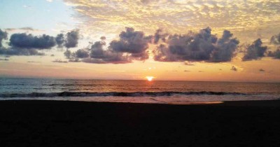 Pantai Suak Ribee, Menikmati Indahnya Sunset Bersama Segelas Kopi