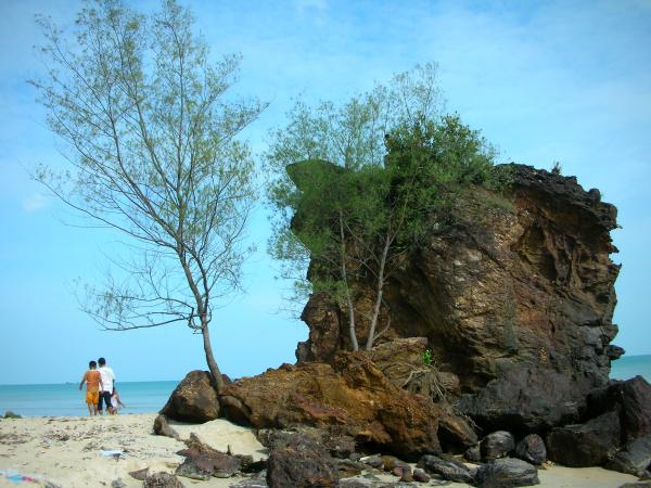 Pantai Batu Bongkok : Harga Tiket, Foto, Lokasi, Fasilitas dan Spot