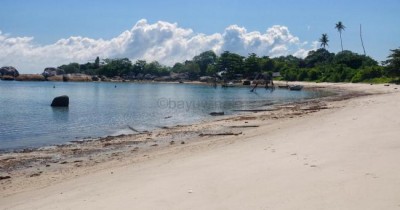 Pantau Tanjung Melolo, Keindahan Pantai Yang di Kelelilingi Perkampungan Nelayan