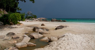 ​Pantai Tanjung Berakit, Pesona Keindahan Alam dan Hamparan Pasir Putih yang Membentang Sepanjang Bibir Pantai