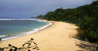 Pantai Pasir Panjang, Menyusuri Hamparan Pasir Putih Nan Elok