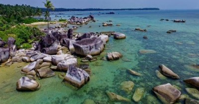 ​Batu Bersantai, Wisata Unik Berjalan Kaki di Atas Batu Bersantai Sambil Menikmati Hamparan Indah Laut Batam Nan Elok