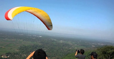 Gunung Pegat Ponggok Srengat, Wisata Sembari Bermain Paralayang di Blitar