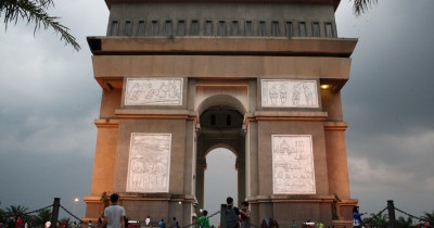 Monumen Simpang Lima​​​​​ ​Gumul​, Bangunan Ikonik Kediri yang Serupa Dengan Arc de Triomphe Paris
