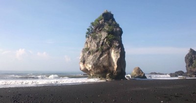 Watu Godeg​​, Batu Bergoyang yang Disebabkan Oleh Dahsyatnya Hempasan Ombak Pantai
