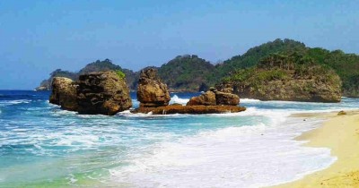 Pantai Kondang Merak, Berwisata Sambil Melihat Pemandangan Batu Karang yang Cantik