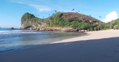 Pantai Bajul Mati, Berwisata Sambil Melihat Pemandangan Bukit Karang