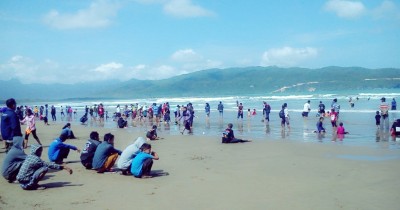 Pantai Teleng Ria, Berwisata Sambil Piknik di Kampung Cemara