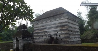 Makam Siti Fatimah Binti Maimun, Makam Islam Unik Di Jawa Timur