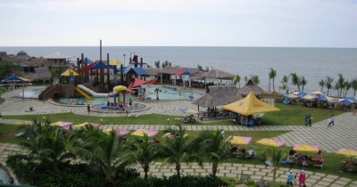 Pantai Cermin, Wisata Waterpark dengan View Pantai dan Resort yang Menawan