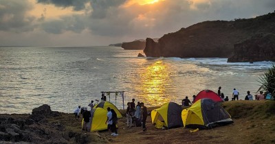 Pantai Widodaren : Tiket Harga Masuk, Foto dan Lokasi