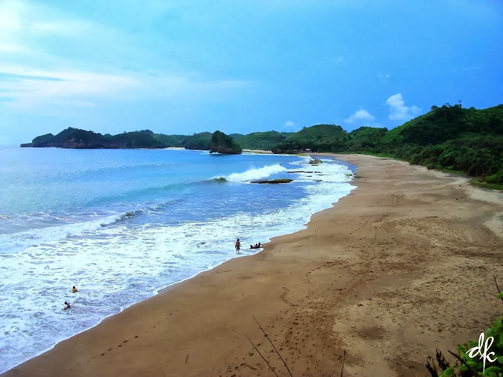 Pantai Bajul Mati, Berwisata Sambil Melihat Pemandangan Bukit Karang